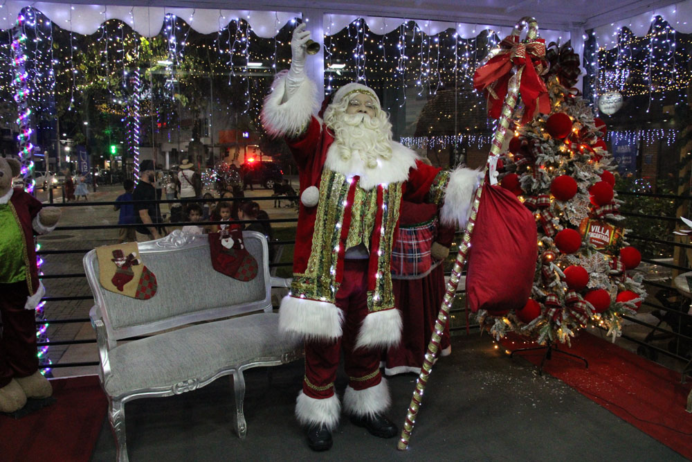 Natal Encantado segue com programação especial na praça Barão de Schneeburg