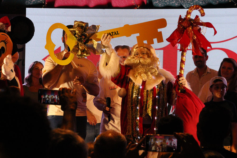 Abertura do Natal Encantado reúne famílias na Praça Barão de Schneeburg