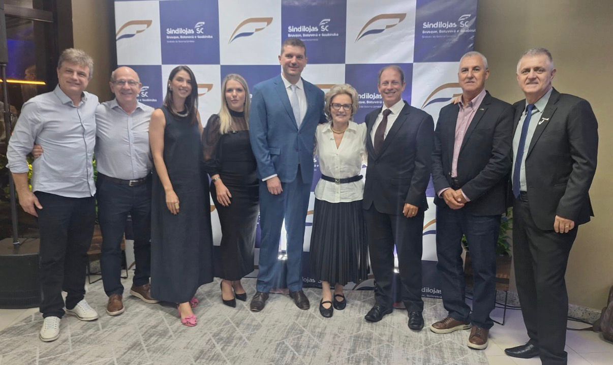 Diretores da CDL Brusque prestigiam posse da nova diretoria do Sindilojas